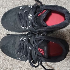 Boys Kylie Irving basketball shoes